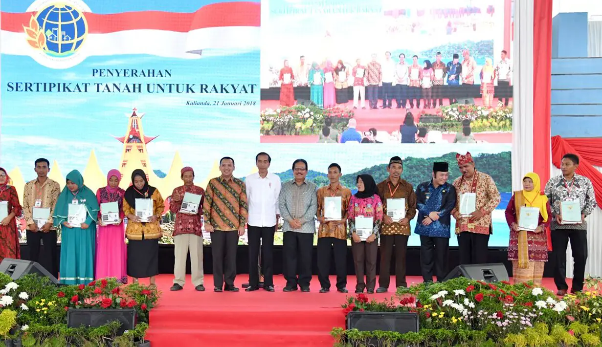 Presiden Jokowi foto bersama usai menyerahkan sertifikat kepada warga Lampung di Gedung Olah Raga (GOR) Way Handak, Kalianda, Lampung Selatan, Minggu (21/1). Jokowi membagikan 3.500 sertifikat. (Liputan6.com/Pool/Laily Rachev-Biro Pers Setpres)