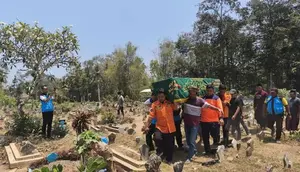 Isak Tangis Sambut Jenazah Mahmud Sahudi, Korban KM Virgo