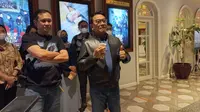 Kepala Staf Kepresidenan Moeldoko bersama dengan Denny Siregar produser film Sayap-Sayap Patah di XXI Metropole, Jakarta Pusat Rabu (31/8/2022). (Liputan6.com/Benedikta Ave Martevalenia)