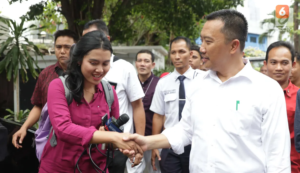 Menpora Imam Nahrawi bersalaman dengan awak media jelang menghadiri acara perpisahan dengan pejabat Kemenpora di Jakarta, Kamis (19/9/2019). Sebelumnya KPK menetapkan Menpora Imam Nahrawi sebagai tersangka kasus dugaan suap dana hibah KONI. (Liputan6.com/Helmi Fithriansyah)