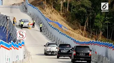 Tanjakan curam di Kali Kenteng membuat sejumlah mobil mundur karena tidak mampu menanjak. Akibatnya petugas bersiap mengganjal mobil yang tidak kuat.