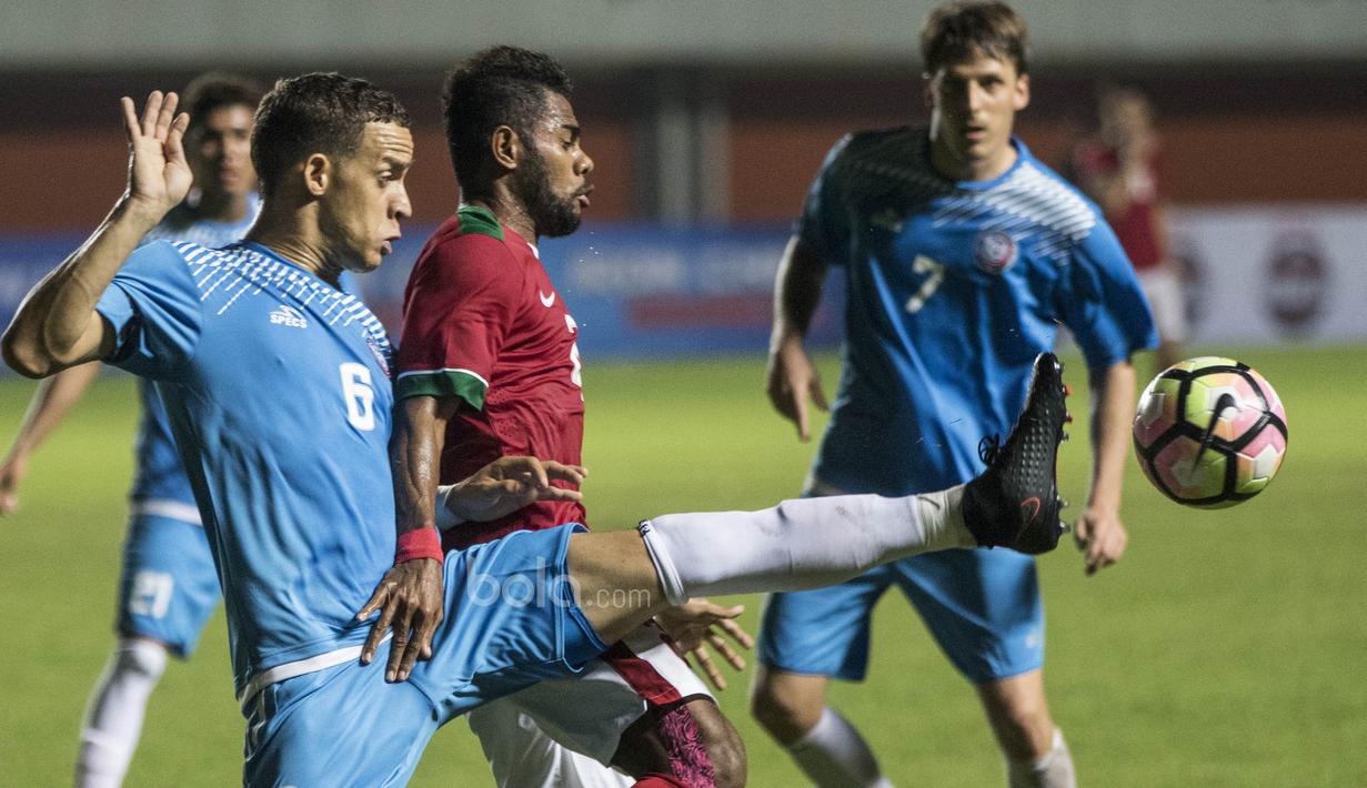Gelandang Timnas Indonesia, Yabes Roni, berebut bola dengan bek Puerto Rico, Javier Lalondriz, saat laga persahabatan di Stadion Maguwoharjo, Sleman, Selasa (13/6/2017). Kedua negara bermain imbang 0-0.(Bola.com/Vitalis Yogi Trisna)