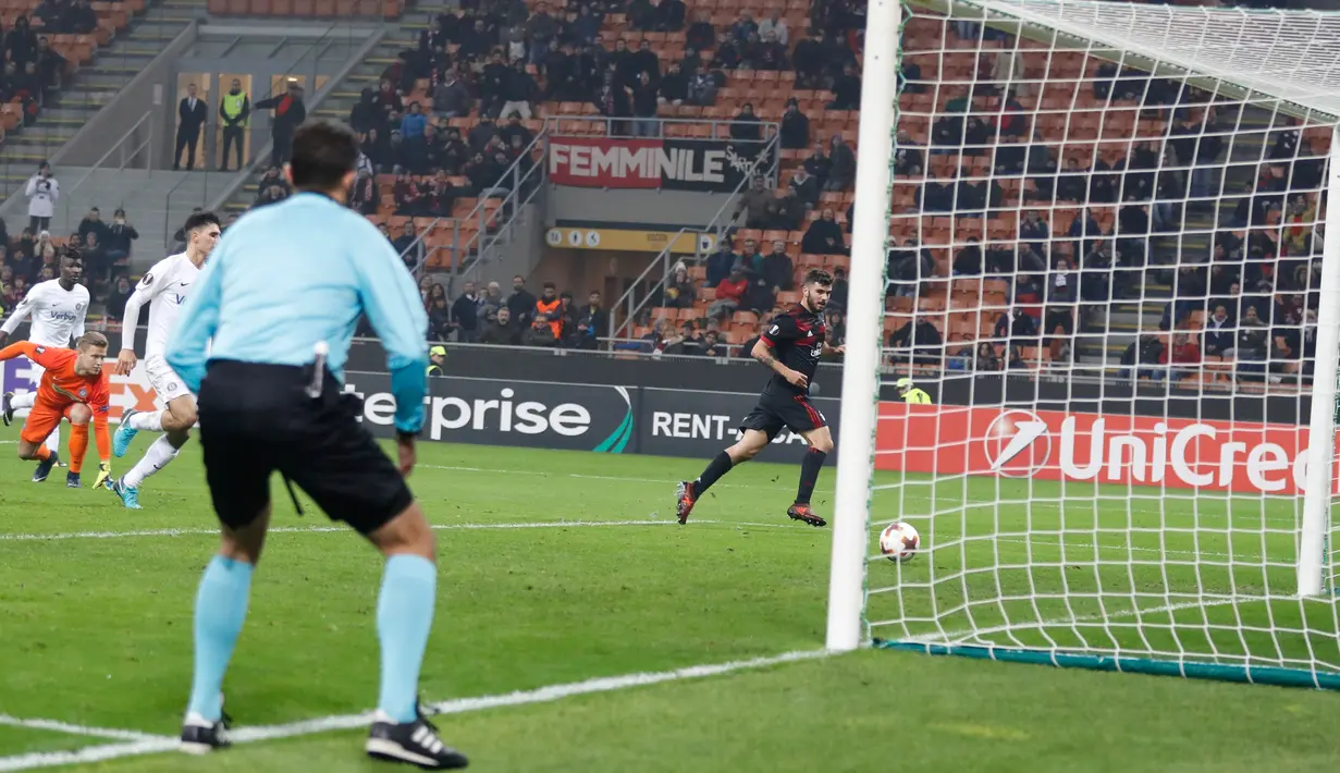 Pemain AC Milan, Patrick Cutrone berhasil mencetak gol ke gawang Austria Wien pada matchday kelima Liga Europa di Stadion San Siro, Jumat (24/11). AC Milan lolos ke babak 16 besar Liga Europa usai melumat Austria Wien 5-1. (AP/Antonio Calanni)