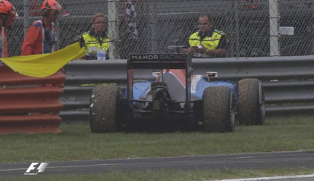 Pebalap Manor Racing, Pascal Wehrlein, gagal melanjutkan lomba setelah mengalami kerusakan mobil dalam balapan F1 GP Italia di Sirkuit Monza, Italia, Minggu (4/9/2016). (Bola.com/Twitter/F1)