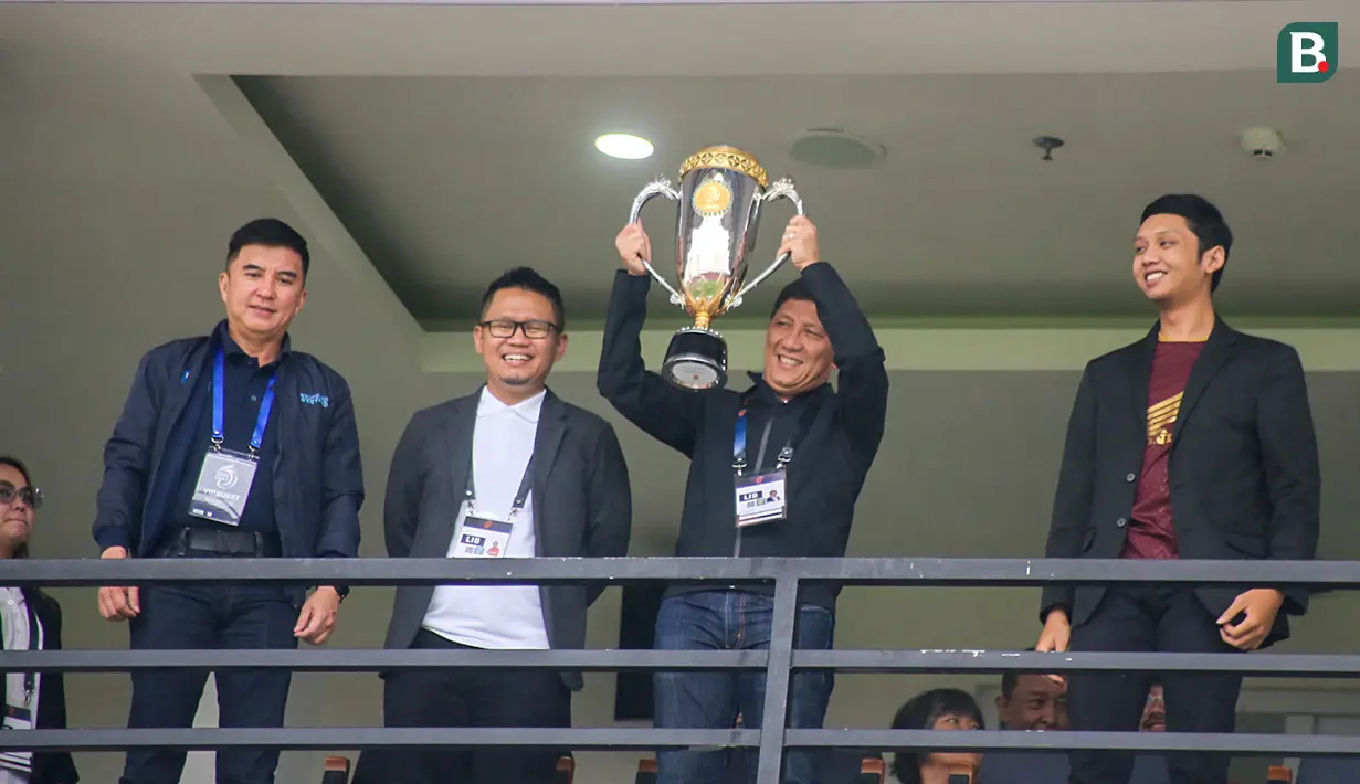 Dirut PT LIB, Ferry Paulus (dua kanan) menerima piala BRI Liga 1 2023/2024 dari PSM Makassar  sebelum laga antara Bali United vs PSS Sleman di Stadion Kapten I Wayan Dipta, Gianyar, Sabtu (1/7/2023) sore WIB. (Bola.com/Alit Binawan)