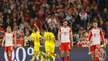 Pemain Bayern Munchen tampak lesu setelah Karim Adeyemi mencetak gol untuk Borussia Dortmund dalam laga pekan ke-27 Bundesliga Jerman di Allianz Arena, Minggu (31/3/2024) dini hari WIB. Bayern Munchen kalah 0-2 dalam pertandingan ini. (ALEXANDRA BEIER / AFP)