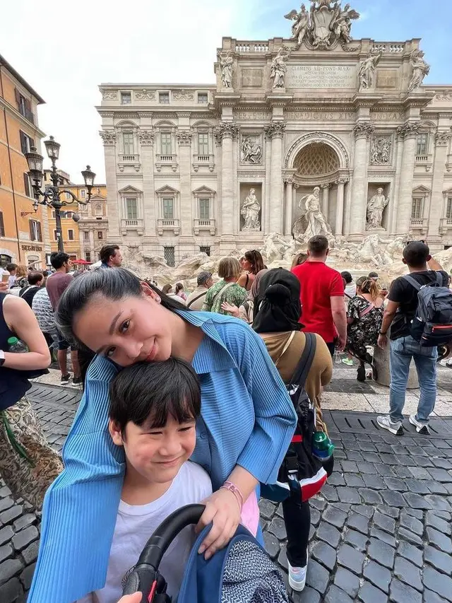 8 Potret Gaya Stylish Nagita Slavina di Italia dengan Tas Mewah Seharga Rp162 Jutaan