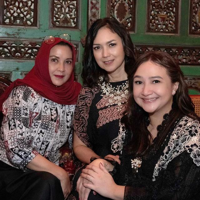 6 Potret Ira Wibowo Hadiri Acara Lamaran Chika Bagaskara Anak Sambungnya