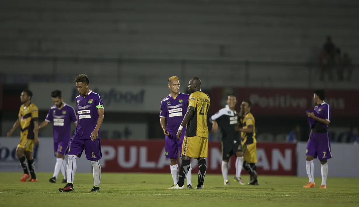 Pemain Mitra Kukar dan Persita bersalaman usai laga Piala Presiden di Stadion Dipta, Bali, Minggu (30/8/2015). (Bola.com/Vitalis Yogi Trisna)