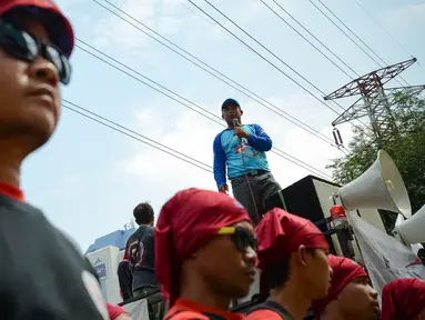 Massa yang tergabung dalam Federasi Serikat Pekerja Metal Indonesia (FSPMI) menggelar aksi di depan kantor BPJS Ketenagakerjaan, Jakarta, Kamis, (4/6/2015). Mereka menolak iuran sebesar 1,5 persen sesuai usulan Apindo. (Liputan6.com/Faizal Fanani)