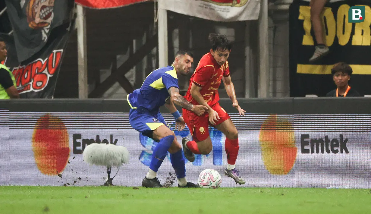 Arlyansyah Abdulmanan (kanan) berhasil melewati pemain Arema FC dalam laga persahabatan melawan Persija Jakarta yang diselenggarakan di markas kebanggaan Macan Kemayoran, Jakarta International Stadium (JIS), Sabtu (26/7/2025). (Bola.com/Abdul Aziz)