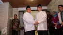 Aburizal Bakrie (kiri) disambut Zulkifli Hasan saat menghadiri acara Buka Puasa Bersama di Rumah Dinas Ketua MPR RI, Jakarta, Senin (22/6/2015). Presiden dan sejumlah tokoh Parpol tampak hadir dalam acara tersebut. (Liputan6.com/Faizal Fanani)