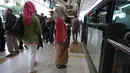 Raden Ajeng Kartini merupakan salah satu sosok pahlawan nasional yang memperjuangkan hak perempuan Indonesia untuk mendapat akses pendidikan, kebebasan serta kesetaraan. Tampak dalam foto, sejumlah perempuan mengenakan kebaya saat berada di Halte TransJakarta di sekitar kawasan Bundaran Hotel Indonesia, Jakarta, Selasa (21/4/2026). (Kapanlagi.com/Budy Santoso)