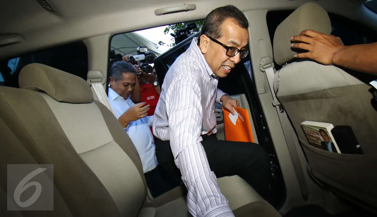 Mantan Direktur Utama PT Garuda Indonesia, Emirsyah Satar menaiki mobil usai diperiksa KPK, Jakarta, Jumat (17/2). Serta diduga menerima dalam bentuk barang senilai 2 juta dolar AS yang tersebar di Singapura dan Indonesia. (Liputan6.com/Helmi Afandi)