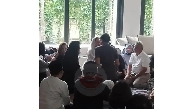 5 Potret Terbaru Bunga Citra Lestari Temani Jenazah Ashraf Sinclair, Berusaha Tegar