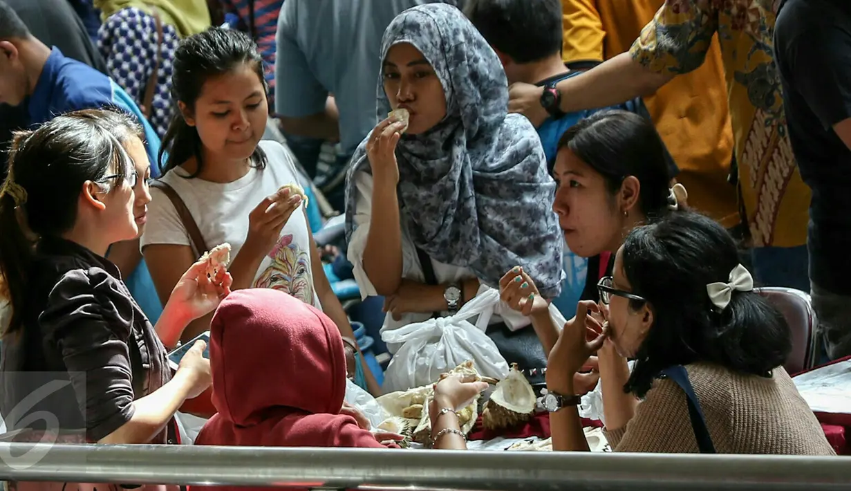 Pengunjung mencicipi durian saat acara Durian Fair 2016 di Blok M Square, Jakarta, Sabtu (27/2). Dalam acara ini, pengunjung bisa menemukan sekitar 20 jenis durian unggul dari berbagai daerah di Jawa Tengah dan Jawa Barat. (Liputan6.com/Yoppy Renato)