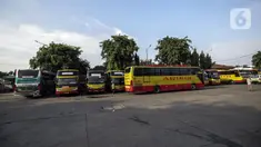 Aktivitas yang sepi dari penumpang di Terminal Kalideres, Jakarta Barat, Kamis (29/10/2020). Memasuki libur panjang Maulid Nabi Muhammad SAW, masih belum terlihat lonjakan penumpang yang signifikan di Terminal Kalideres. (Liputan6.com/Johan Tallo)