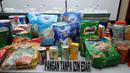 Beberapa contoh pangan illegal yang disita BPOM hasil operasi Opson V, Jakarta, Selasa (12/4/2016). Hasil operasi, BPOM menyita 12 truk pangan illegal dengan nilai lebih dari 6,3 miliar rupiah. (Liputan6.com/Helmi Fithriansyah)