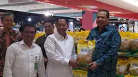 Direktur Utama Perum Bulog, Budi Waseso bersama Chairman CT Corp Chairul Tanjung di Transmart Cempaka Putih, Jakarta Pusat, Rabu (15/3/2023). (Yunita Amalia/Merdeka.com)