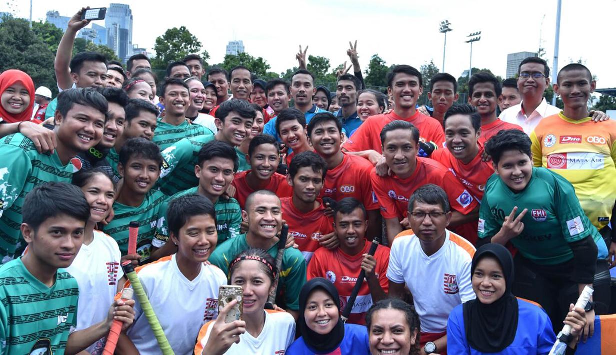 Presiden Joko Widodo foto bersama atlet dan official saat meresmikan lapangan hoki di kawasan Gelora Bung Karno, Jakarta, Sabtu (2/12/2017). Presiden meresmikan empat venue yang akan digunakan untuk Asian Games 2018. (Biro Pres Setpres/Rustam)