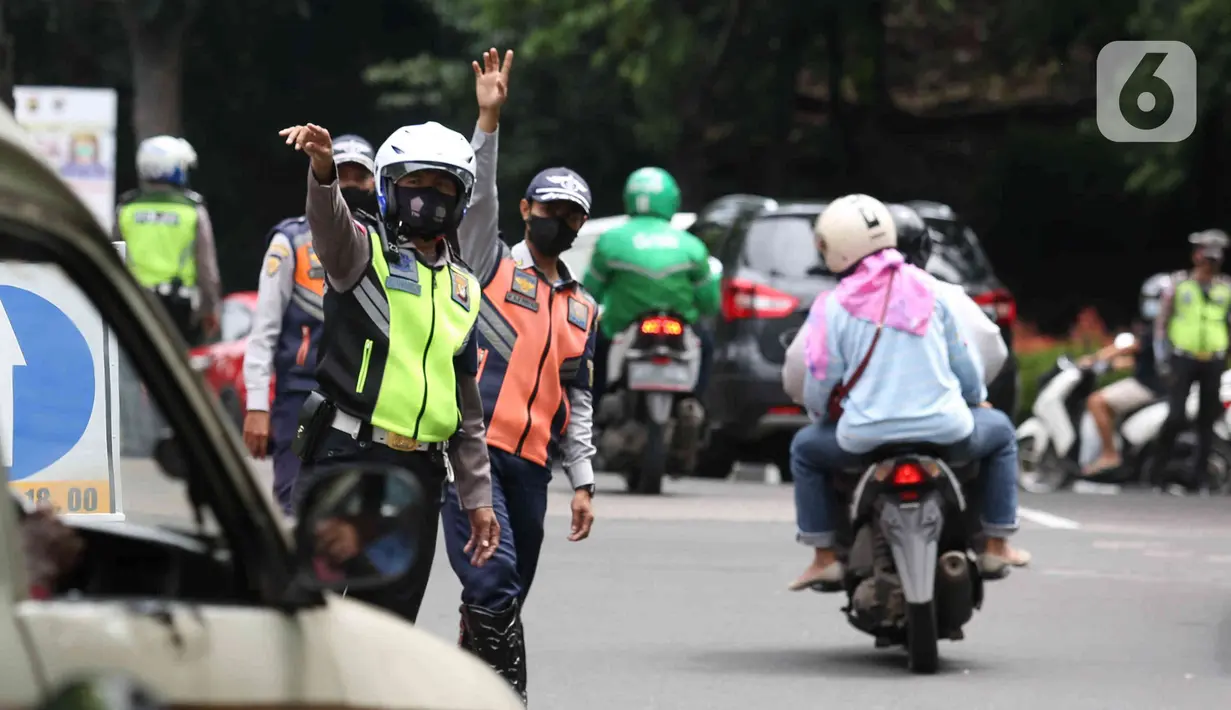 Petugas memberhentikan kendaraan roda empat saat uji coba ganjil-genap di Jalan Margonda Raya, Depok, Jawa Barat, Minggu (5/12/2021). Polres Metro Kota Depok bersama Dishub menyiapkan enam pos pemeriksaan dalam melaksanakan uji coba penerapan ganjil-genap (gage). (Liputan6.com/Herman Zakharia)