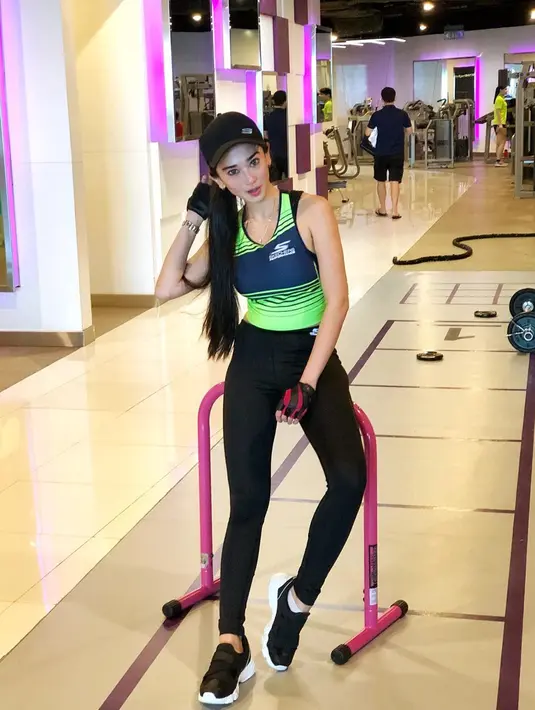 Rajin berolahraga, enggak heran kalau aktis berwajah manis ini punya penampilan yang body goals-nya. Model sekaligus aktris ini semakin terlihat cantik di usia 25 tahun.(Liputan6.com/IG/@natasharatulangi)