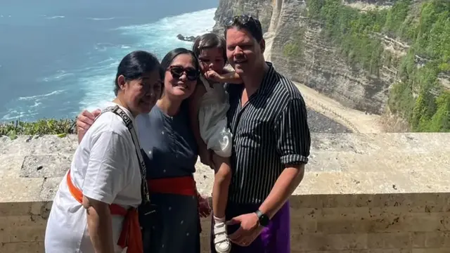 5 Potret Gracia Indri Diduga Hamil Anak Kedua, Pamer Baby Bump Liburan di Bali