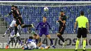 Bek Real Madrid, Sergio Ramos, menyundul bola saat melawan Real Sociedad pada laga Liga Spanyol di Stadion Anoeta, Minggu (20/9/2020). Kedua tim bermain imbang 0-0. (AP/Alvaro Barrientos)