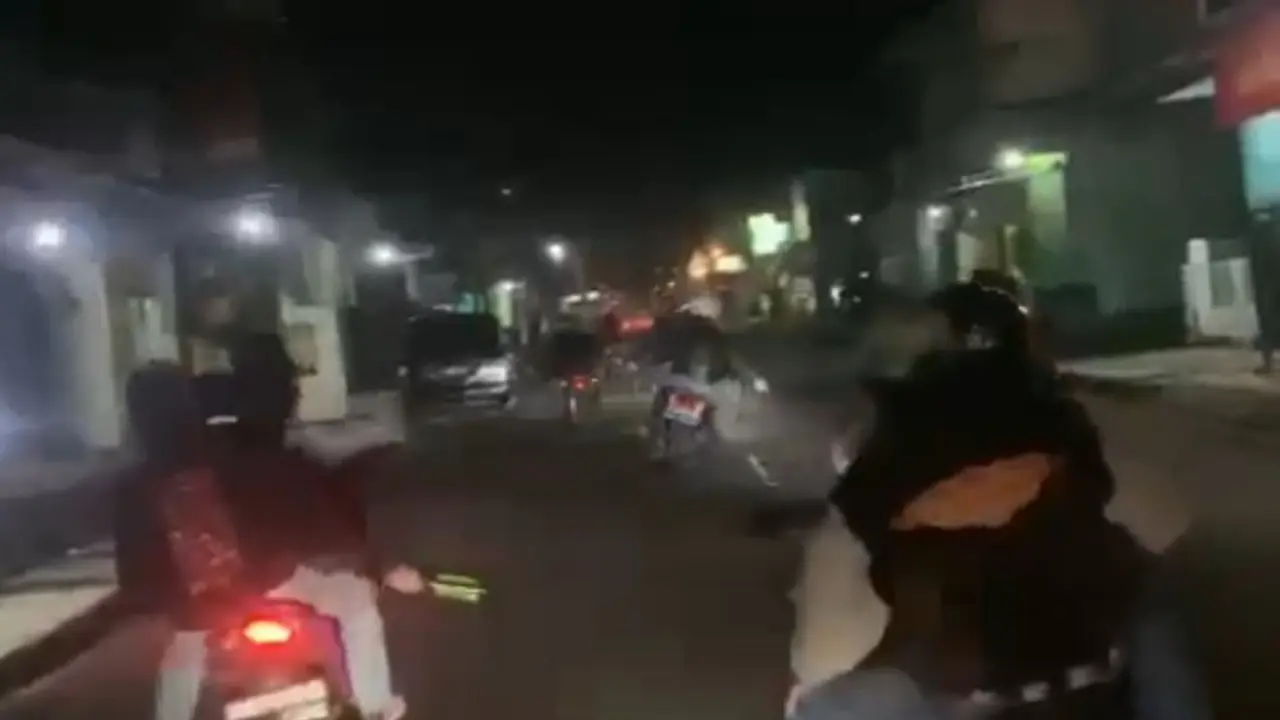 Beberapa oknum brandal geng motor di Garut, Jawa Barat, mengendarai kendaraan secara zig-zag dan ugal-ugalan, sambil membawa samurai dan botol mengganggu pengguna jalan lain. (Liputan6.com/Jayadi Supriadin)