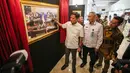 Wakil Ketua Komisi III DPR RI Habiburokhman saat mengamati Pameran Foto Warna Warni Parlemen ke XIII/2023 di Gedung Nusantara II, Jakarta. (Liputan6.com/Faizal Fanani)