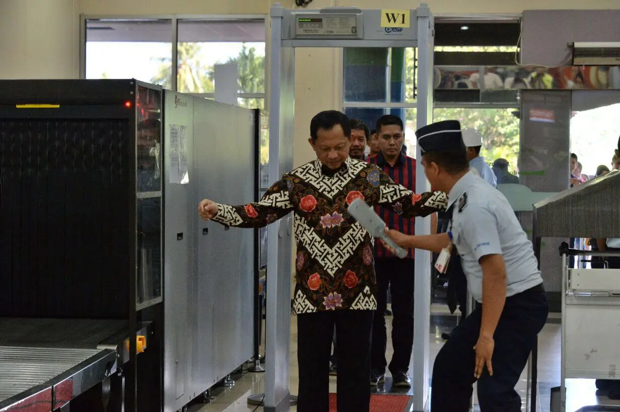 Kapolri Tito Karnavian mengikuti prosedur pemeriksaan di Bandara Sam Ratulangi (foto: istimewa)