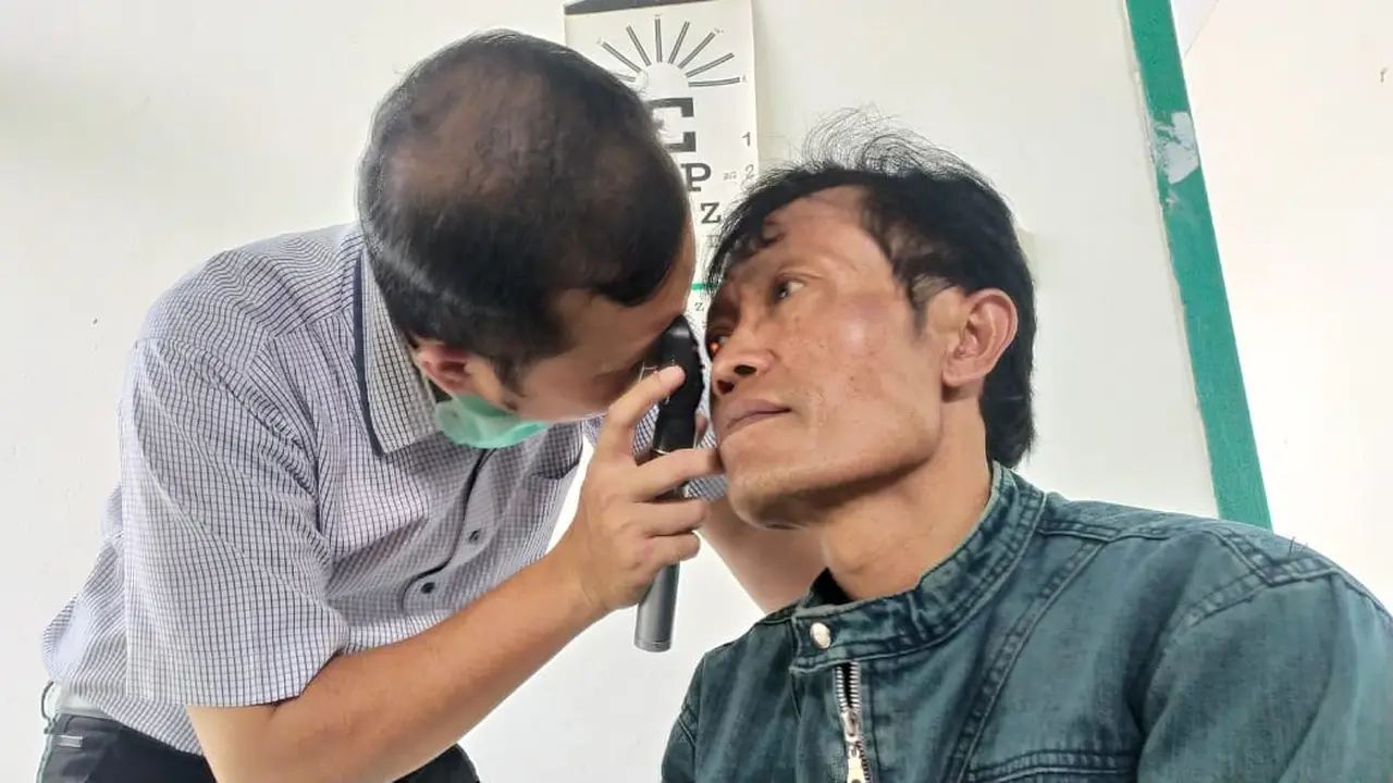 Dr Andi Surahmat saat blusukan melakukan pemeriksaan di Kecamatan Pagentan, Banjarnegara. (Foto: Liputan6.com/RSI Banjarnegara/Muhamad Ridlo)