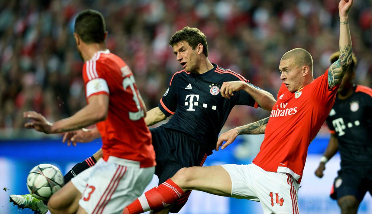 Pemain Bayern Munchen, Thomas Muller, dihadang pemain Benfica pada leg kedua perempat final Liga Champions di Estadio da Luz, Lisbon, Kamis (14/4/2016) dini hari WIB. (AFP/Patricia De Melo Moreira)