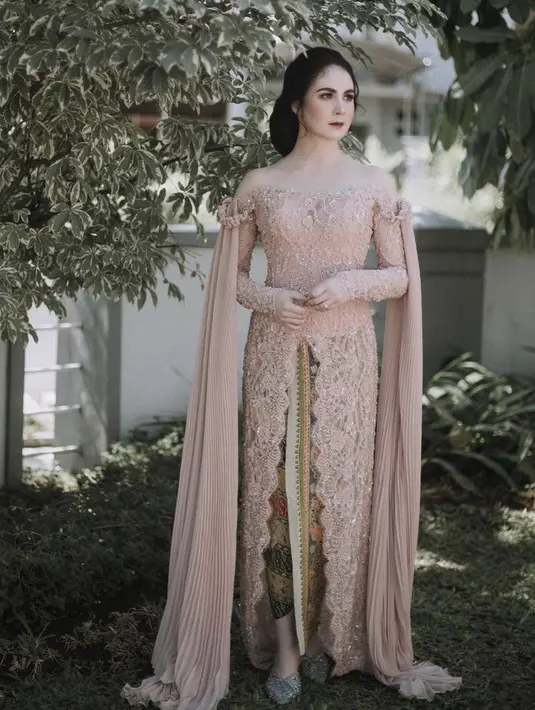 Arumi Bachsin istri dari wakil Gubernur Jawa Timur mengenakan kebaya one shoulder warna rose gold dari Kisah Kasih by Tinanara. @kisahkasihbytinara