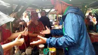 Djarot Saiful Hidayat saat mengunjungi korban banjir Jakarta. (Liputan6.com/Ika Defianti)