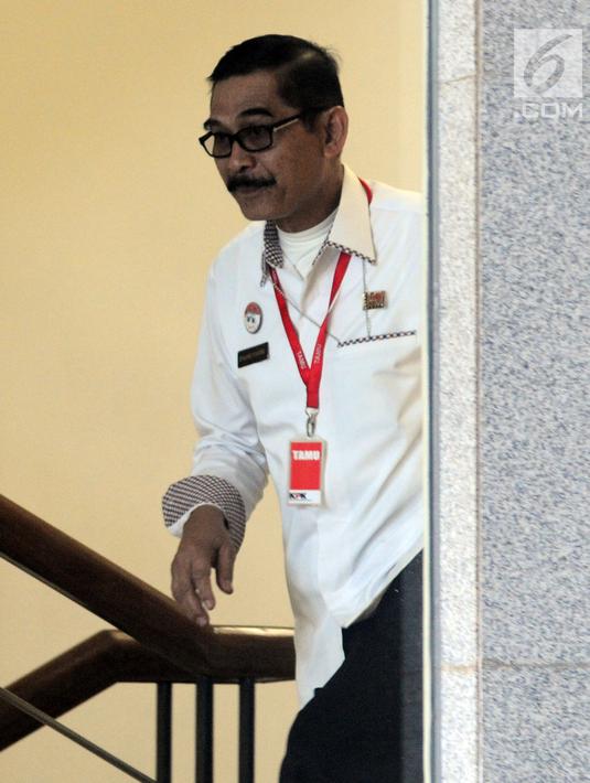 Kepala Kantor Imigrasi Kelas I Bandara Soekarno-Hatta, Enang Supriyadi Syamsie menuju ruang pemeriksaan KPK, Jakarta, Senin (8/10). Enang diperiksa dalam kasus dugaan merintangi penyidikan dugaan suap yang melibatkan Eddy Sindoro (Merdeka.com/Dwi Narwoko)