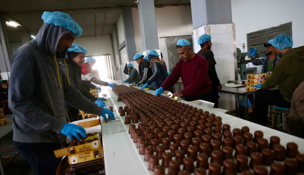 Sebagaimana diketahui, permen Al-Shatawi merupakan salah satu hidangan penutup Palestina populer yang berasal dari Gaza. Tampak dalam foto, para pekerja Palestina mengemas permen yang dikenal secara lokal sebagai permen Natal "al-Shatwi" (kue musim dingin) Crimbo, saat pabrik Al-Arees secara bertahap melanjutkan produksinya setelah terhenti akibat perang, di Deir al-Balah, Jalur Gaza tengah pada 12 Januari 2026, (Bashar Taleb/AFP)