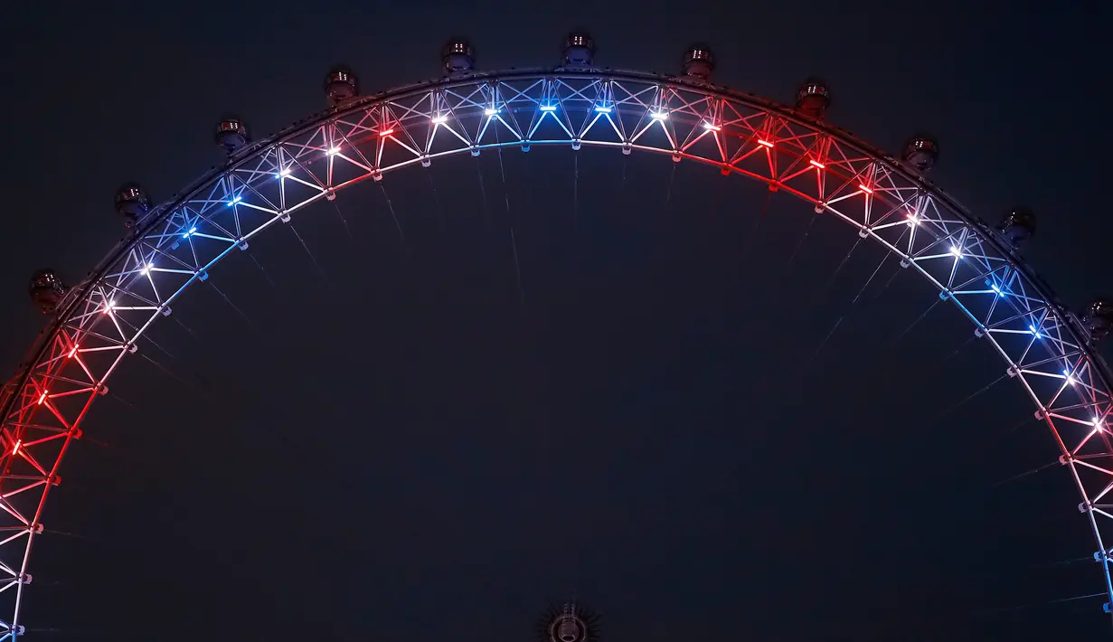 Eye menyalakan lampu berwarna merah, biru dan putih untuk menghormati kelahiran bayi laki-laki  Pangeran Harry dan Meghan Markle di London, Senin (6/5/2019). Bayi yang hingga kini belum diberi nama tersebut, lahir pada pukul 5:26 pagi waktu setempat dengan berat 3,2 kg. (Tolga AKMEN/AFP)
