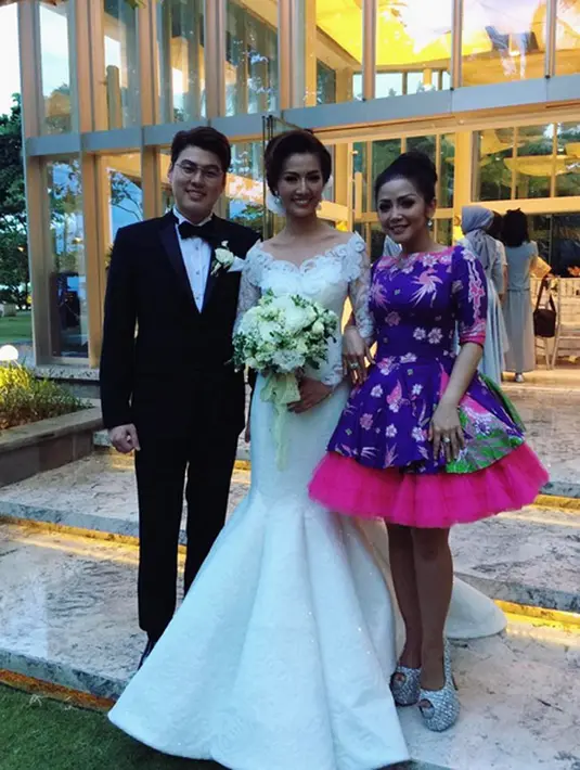 Tidak diketahui pasti kapan pasangan ini resmi menjalin kasih. Publik dikejutkan dengan beberapa foto yang beredar melalui Instagram. (Instagram/kristinadangdut)