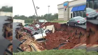 Foto sinkhole besar yang terbuka di depan sebuah restoran di Meridian, Mississippi, Amerika Serikat . (WTOK/Daily Mail)