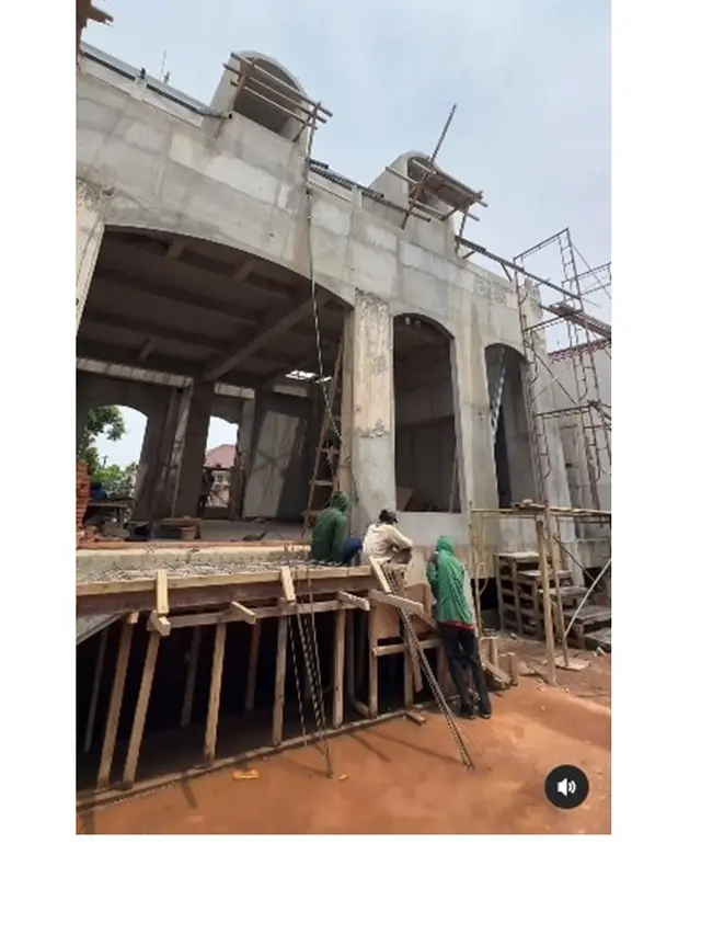 8 Potret Pembangunan Rumah Baru Ayu Dewi, Megah Banget