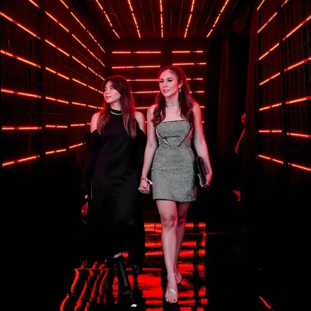 8 Gaya Kompak Wulan Guritno dan Shalom Razade yang Sering Dibilang Seumuran, Jadi Pasangan Ibu-Anak yang Terlihat Bestie