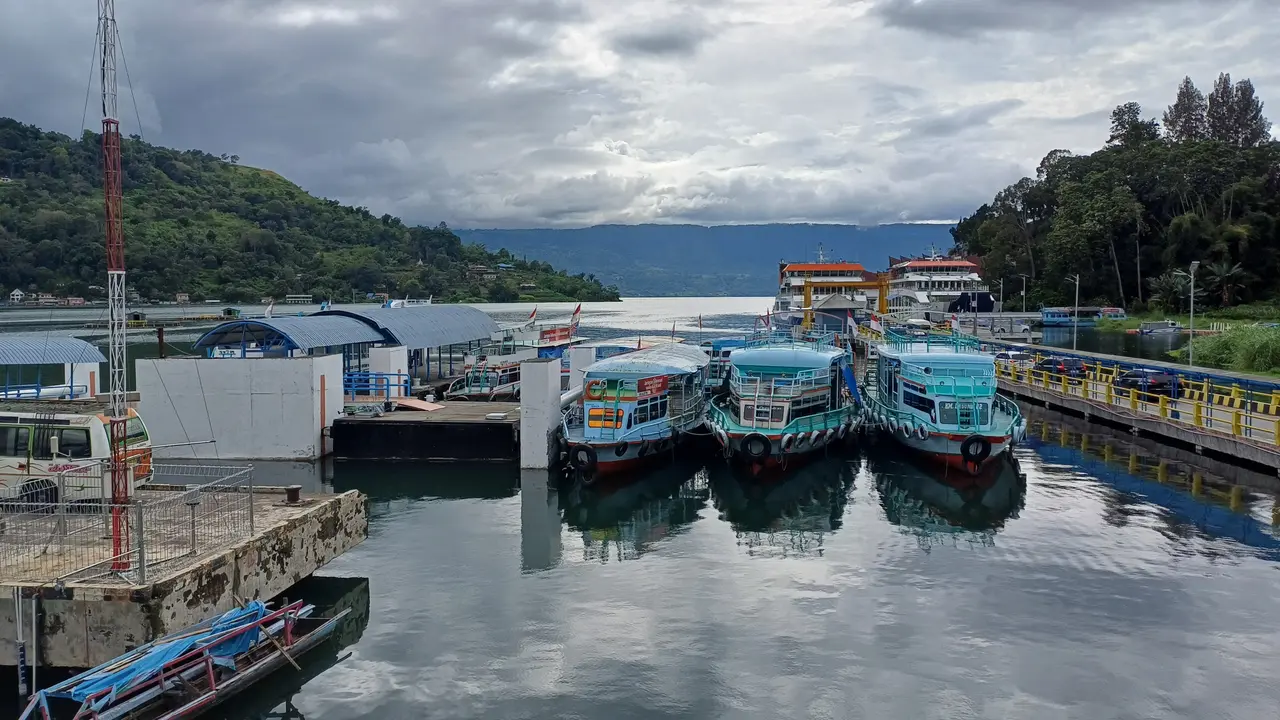 Pelabuhan Ajibata, di Danau Toba, Kabupaten Simalungun, Sumatera Utara, yang dikelola oleh ASDP Indonesia Ferry. (Maulandy/Liputan6.com)
