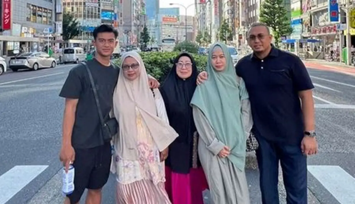 Momen jalan-jalan keluarga Arhan dengan keluarga Andre Rosiade ini tuai atensi. Pratama Arhan 
 terlihat begitu bahagia di jalanan Tokyo. Momen foto keluarga ini banjir pujian. (Liputan6.com/IG/arhanazizah.official)