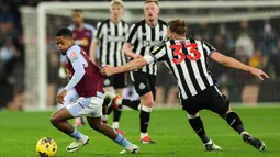 Bek tengah Newcastle United Fabian Schar tampil luar biasa pada laga ini. (Adrian DENNIS/AFP)