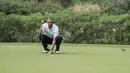 Presiden Barack Obama bersiap untuk melakukan putt saat bermain golf bersama PM Malaysia, Najib Razak di Hawaii, Rabu (24/12/2014). (AFP PHOTO/Nicholas KAMM)