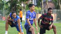 Oktovianus Maniani (kanan) di antara pemain-pemain PKNS FA saat menjalani latihan awal tahun 2016. (Facebook PKNS FA)