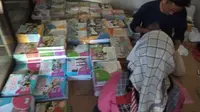 Sejumlah buku pelajaran bersiap didistribusikan kepada seluruh siswa di Garut (Liputan6.com/Jayadi Supriadin)
