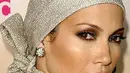 Jennifer Lopez nampak cantik ketika dirinya mengenakan kerudung ketika hadir di acara suatu stasiun televisi. (pinterest/Bintang.com)
