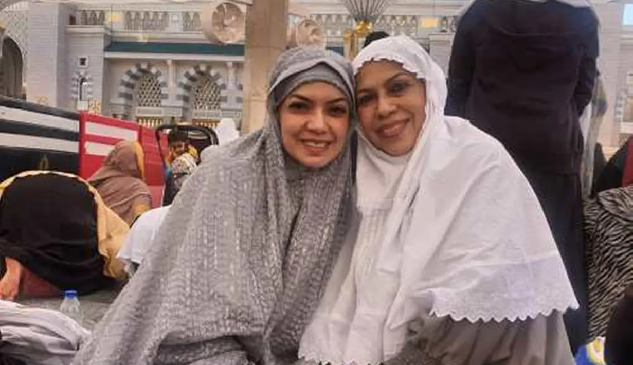 Najwa Shihab saat mengenakan mukena saat di Tanah Suci ini banjir pujian dari netizen. Banyak warganet terpesona dengan menawannya Najwa Shihab. Terlebih saat Nana tersenyum manis yang menunjukkan raut wajah tenang dan bahagia bisa beribadah di Tanah Suci. (Liputan6.com/IG/najwashihab)